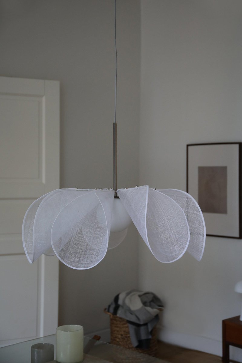 Styrka Ø75 Blanco Lámpas de techo De Markslöjd - Esta lámpara tiene una pantalla de fibra de plátano que se asemeja a una flor.