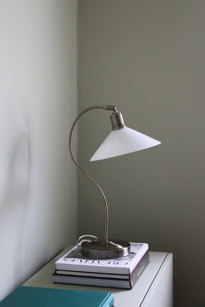 Vela 50cm Latón/blanco lámpara de mesa De Markslöjd - Lámpara de mesa de diseño clásico, que recuerda a las lámparas de zapatero, con pantalla de cristal opalino blanco brillante y base curvada con aspecto de latón.