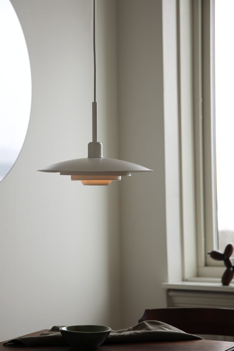 Piny Ø35 Blanco Lámpas de techo De Markslöjd - Lámpara de techo clásica de diseño moderno con pantalla y florón de metal lacado blanco.