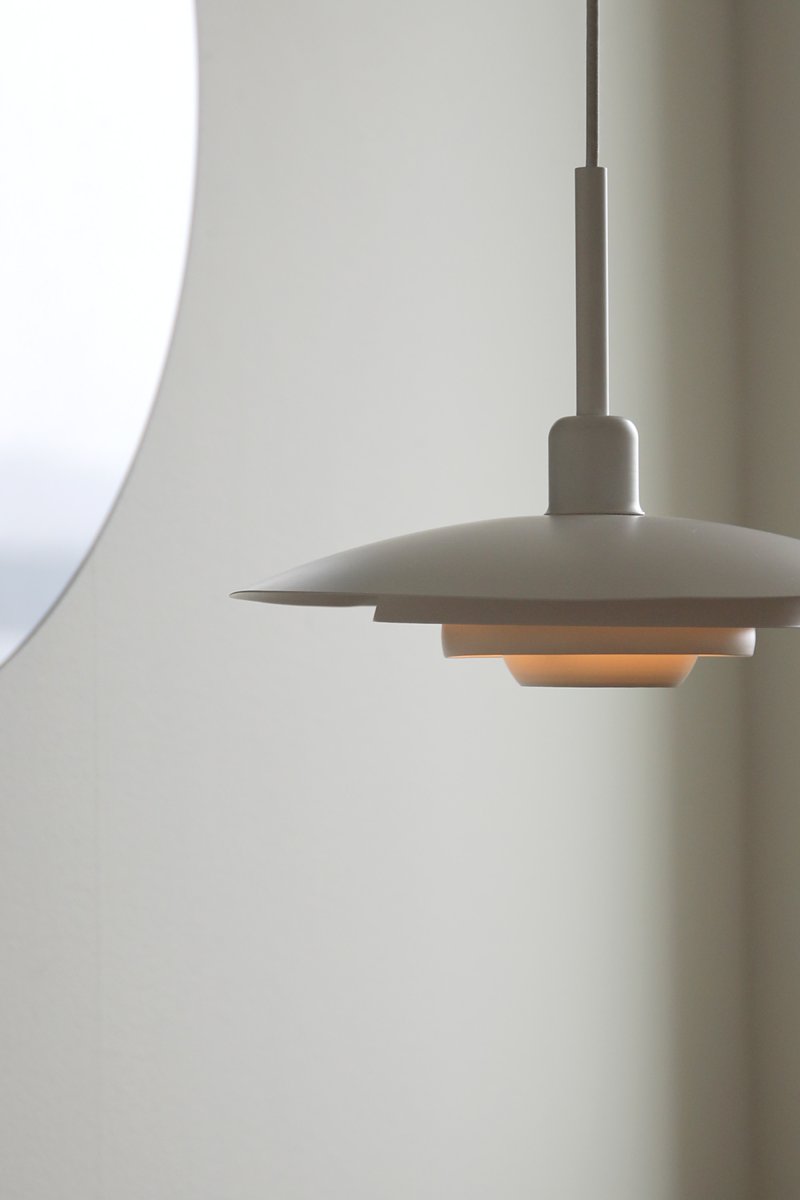 Piny Ø35 Blanco Lámpas de techo De Markslöjd - Lámpara de techo clásica de diseño moderno con pantalla y florón de metal lacado blanco.