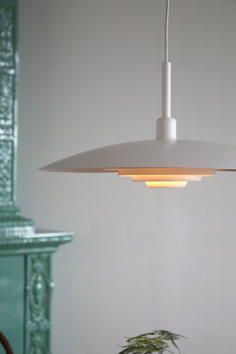 Piny Ø57 Blanco Lámpas de techo De Markslöjd - Lámpara de techo clásica de diseño moderno con pantalla y florón de metal lacado blanco.