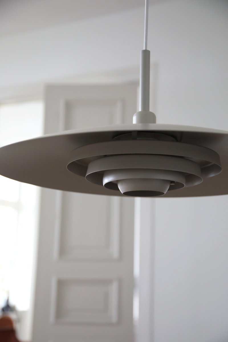 Piny Ø57 Beige Lámpas de techo De Markslöjd - Lámpara de techo clásica de diseño moderno con pantalla y florón de metal lacado en beige.