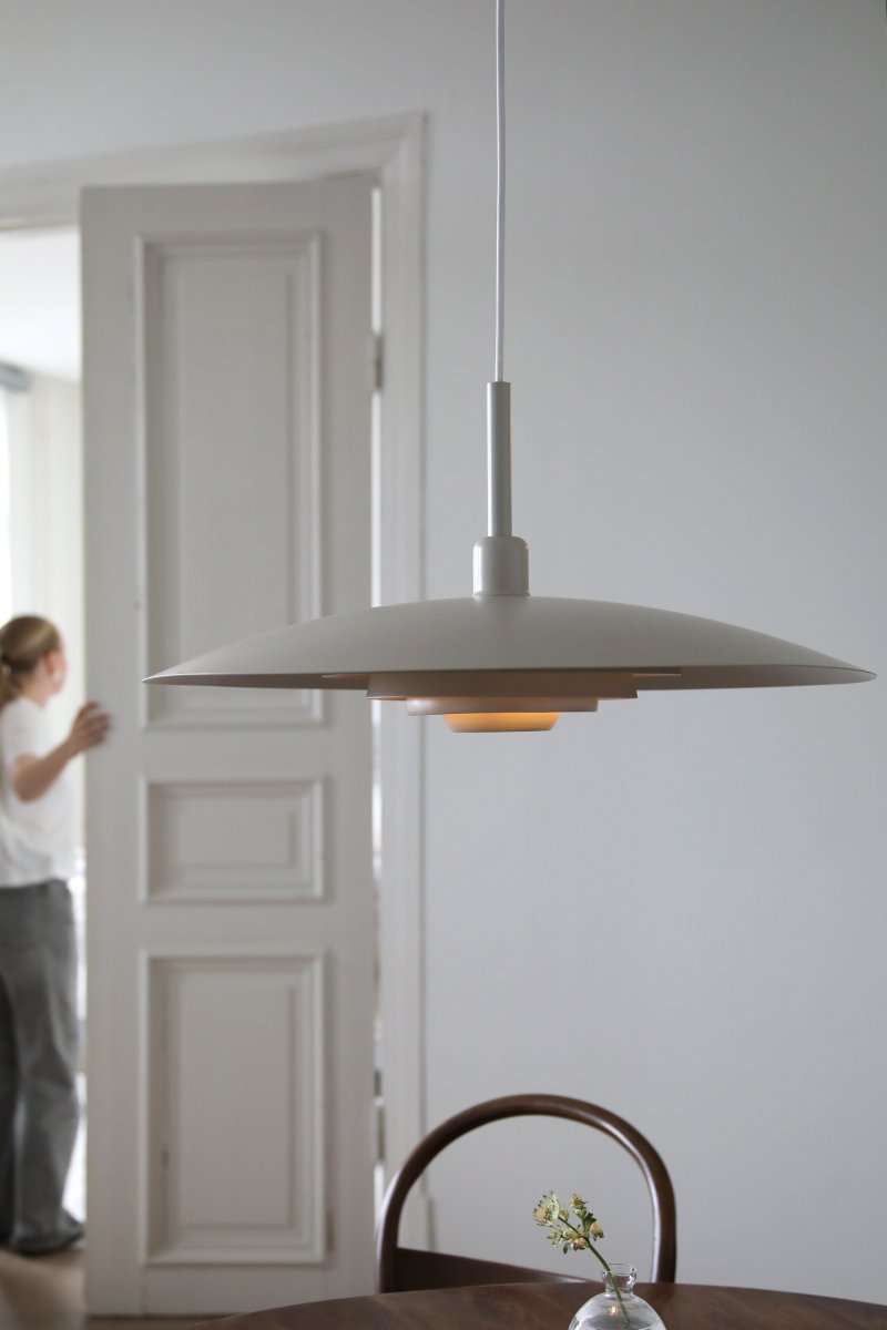 Piny Ø57 Beige Lámpas de techo De Markslöjd - Lámpara de techo clásica de diseño moderno con pantalla y florón de metal lacado en beige.