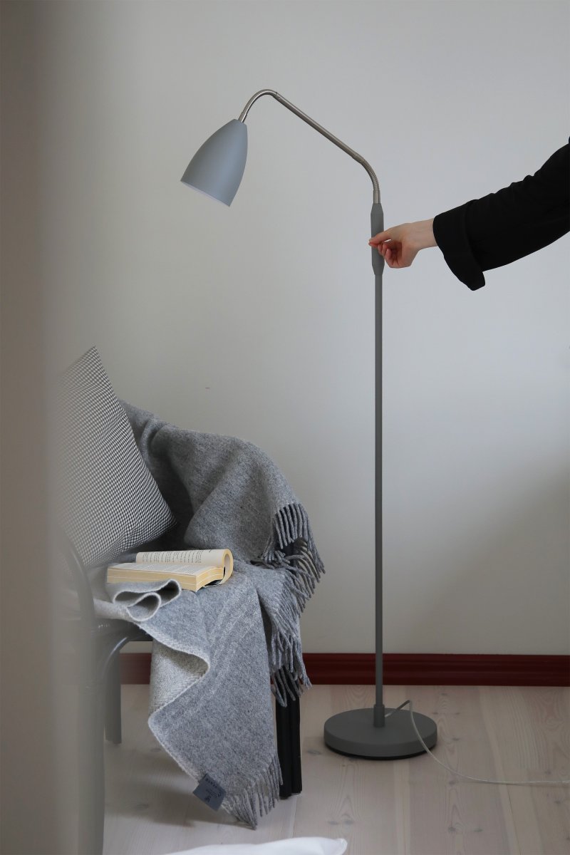 Patro Gris lámpara de pie De Markslöjd - Su práctico brazo de acero ajustable incorpora un interruptor para la luz LED, que permite regular la intensidad en tres niveles.