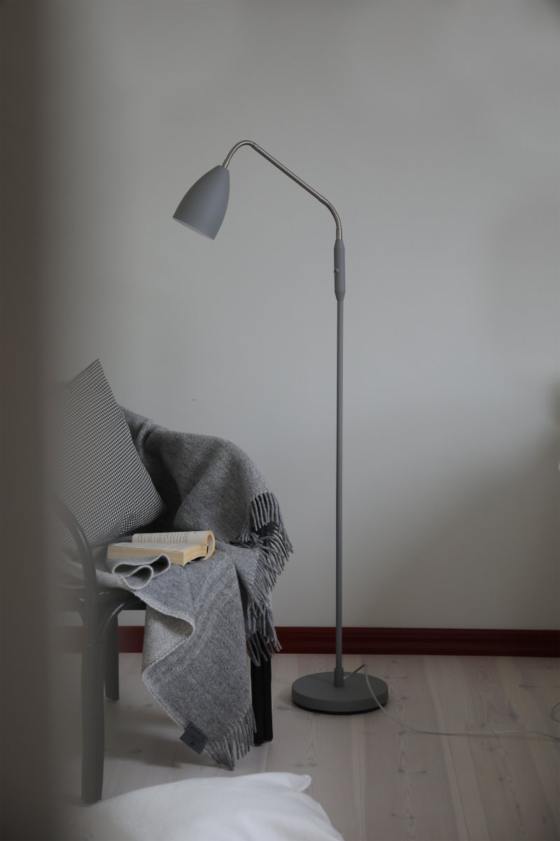 Patro Gris lámpara de pie De Markslöjd - Su práctico brazo de acero ajustable incorpora un interruptor para la luz LED, que permite regular la intensidad en tres niveles.