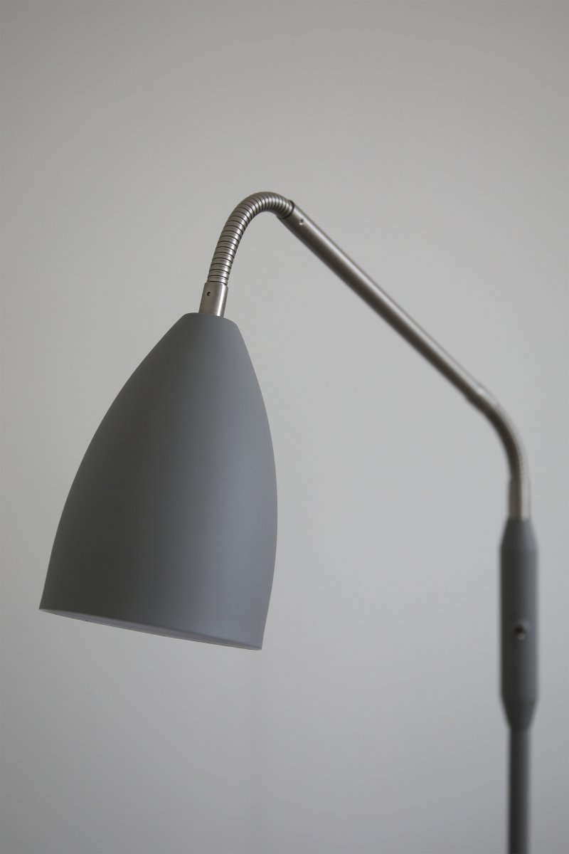 Patro Gris lámpara de pie De Markslöjd - Su práctico brazo de acero ajustable incorpora un interruptor para la luz LED, que permite regular la intensidad en tres niveles.