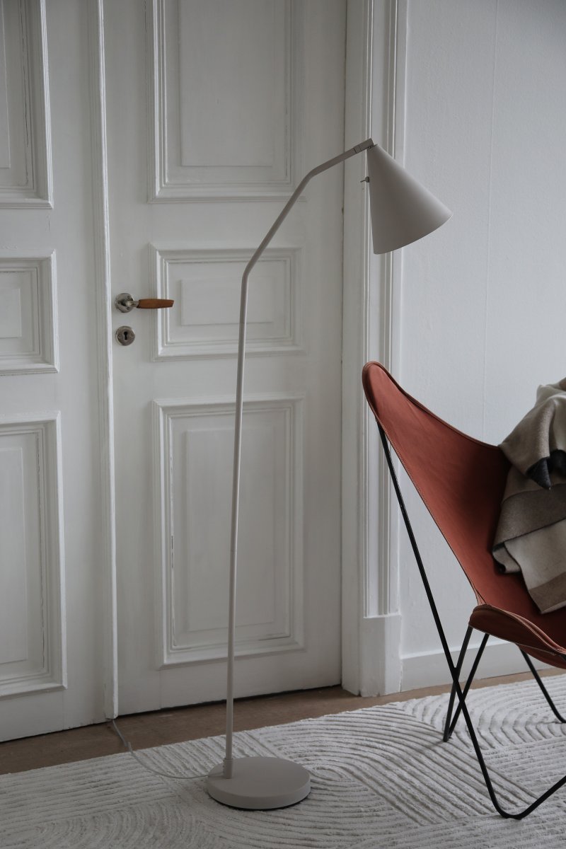 Funil Beige lámpara de pie De Markslöjd - Un interruptor discretamente integrado en la parte posterior de la pantalla permite regular la intensidad de la luz LED incorporada en tres niveles.