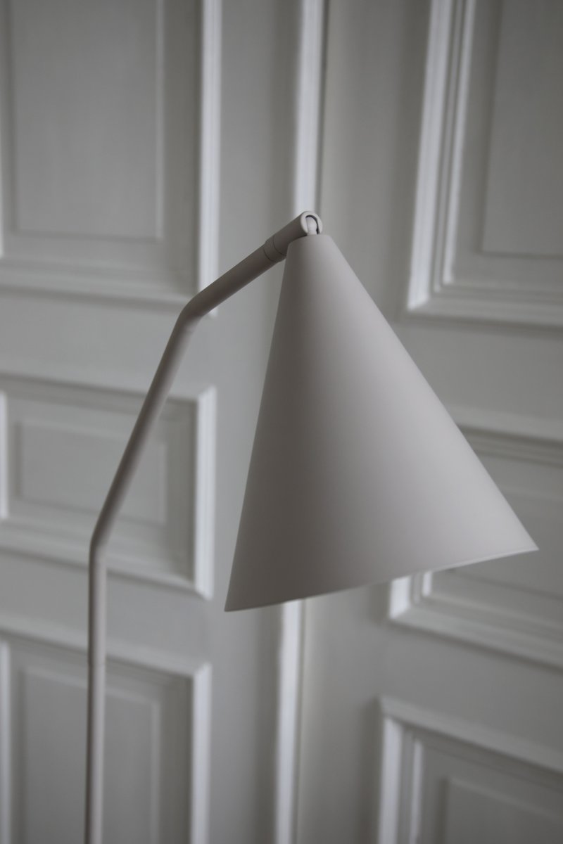 Funil Beige lámpara de pie De Markslöjd - Un interruptor discretamente integrado en la parte posterior de la pantalla permite regular la intensidad de la luz LED incorporada en tres niveles.