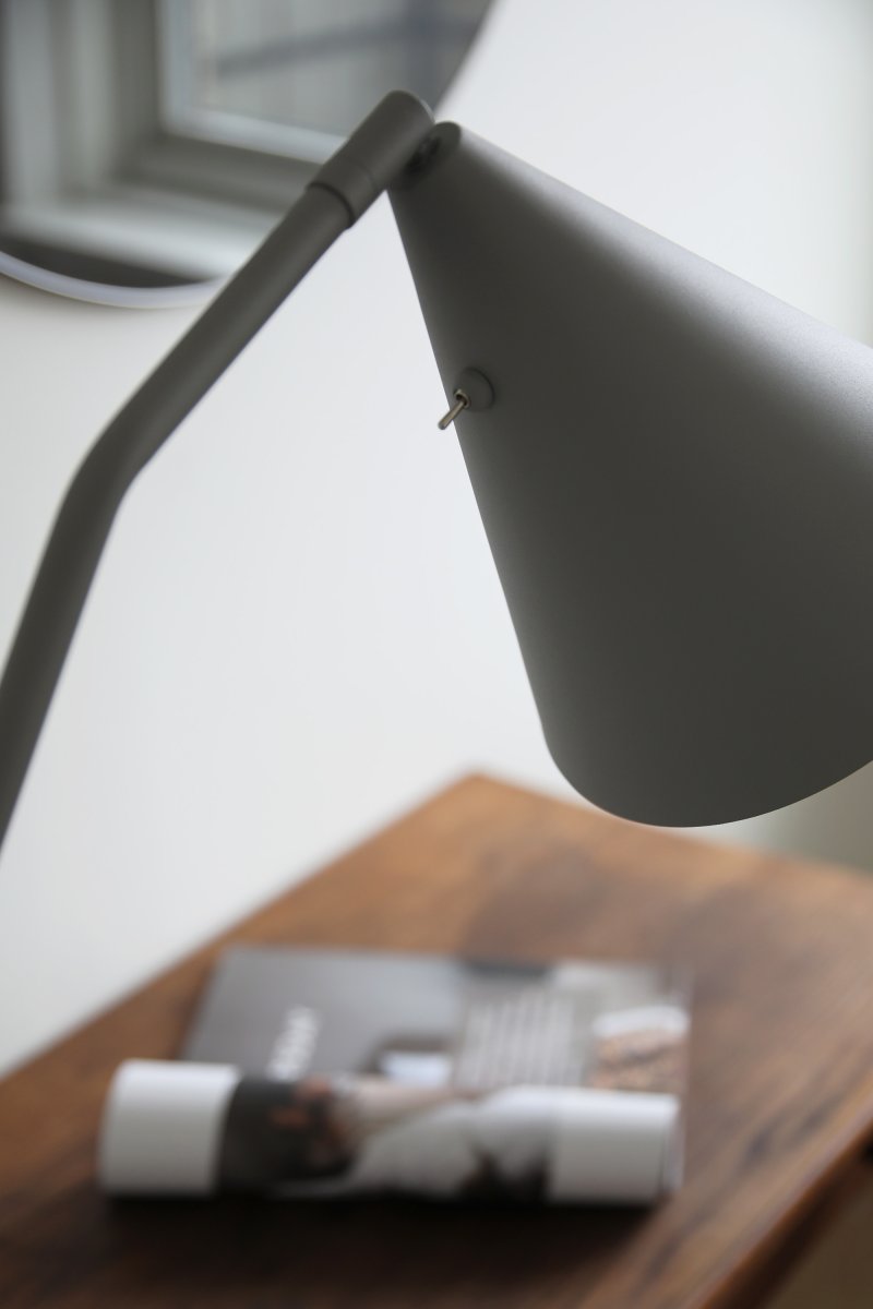 Funil Gris lámpara de pie De Markslöjd - Un interruptor discretamente integrado en la parte posterior de la pantalla permite regular la intensidad de la luz LED incorporada en tres niveles.