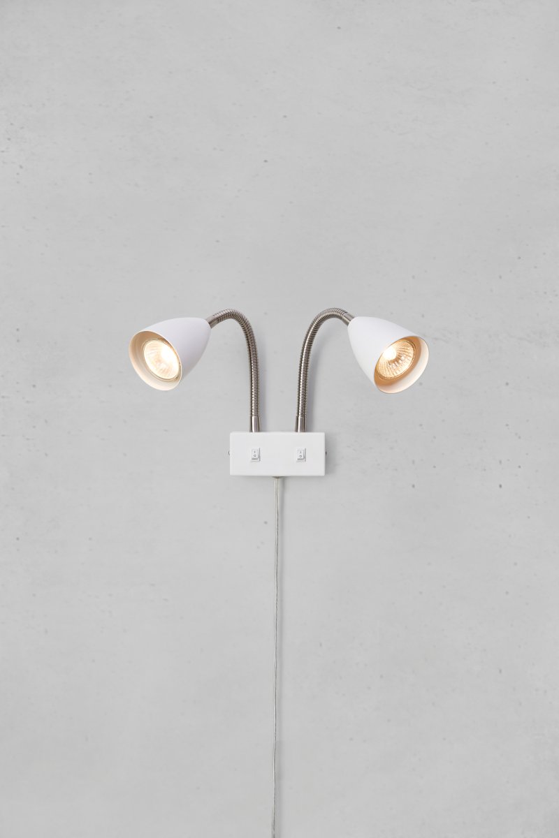 Ciro II Blanco lámpara de lectura De Markslöjd - Placa de pared y pantalla de metal blanco con detalles de acero.