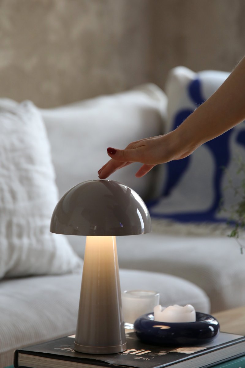 Fungi 27cm Grisáceo portátil De Markslöjd - Ideal para las c&aacute;lidas tardes de verano en la terraza, en la mesa del comedor o como l&aacute;mpara de noche port&aacute;til, proporciona una agradable luz ambiental.