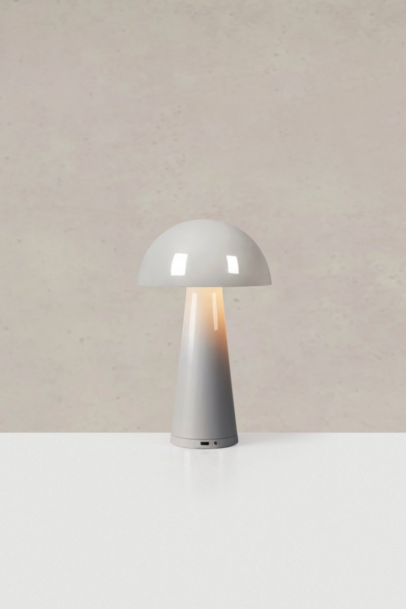 Fungi 27cm Grisáceo portátil De Markslöjd - Ideal para las c&aacute;lidas tardes de verano en la terraza, en la mesa del comedor o como l&aacute;mpara de noche port&aacute;til, proporciona una agradable luz ambiental.