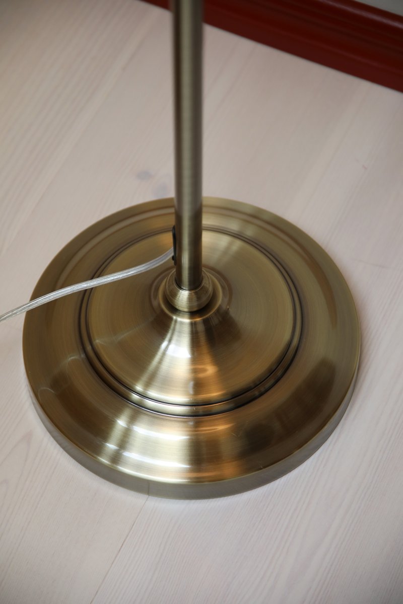 Oxford latón antiguo lámpara de pie De Markslöjd - Lámpara de pie clásica de principios del siglo XX con pantalla de tela color crema y base con efecto latón envejecido.