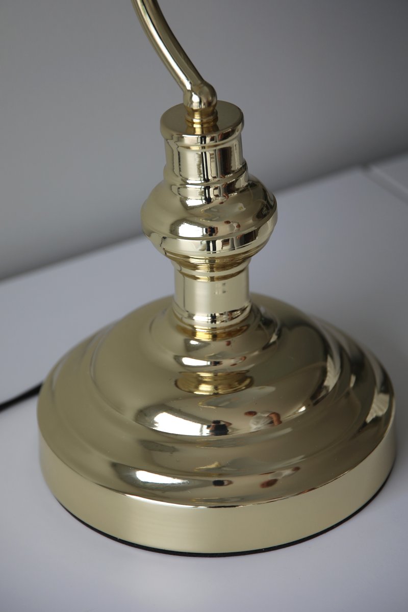 Bankers 42cm Latón lámpara de escritorio De Markslöjd - La l&aacute;mpara de mesa &laquo;Bankers&raquo; destaca por su base met&aacute;lica color lat&oacute;n y su pantalla de cristal ajustable a juego.