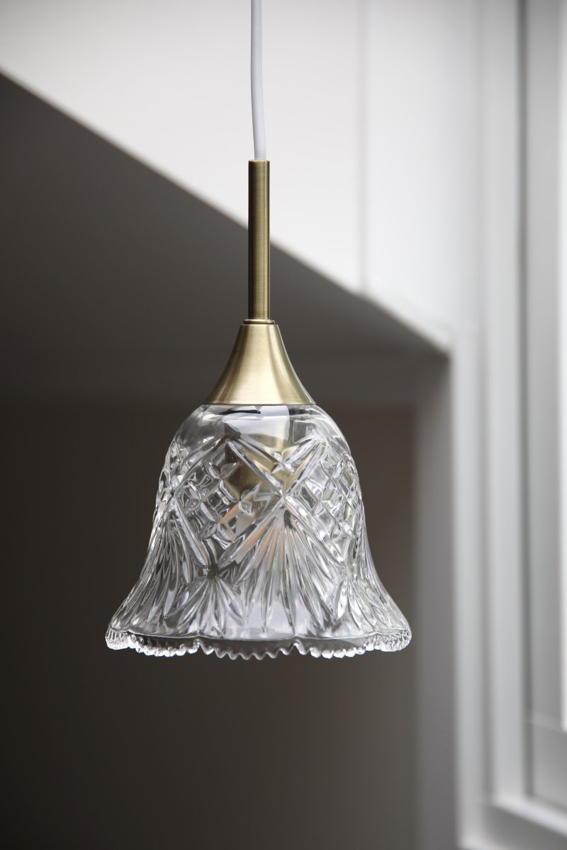 Luna Ø14 Transparente/latón lámpara de ventana De Markslöjd - L&aacute;mpara de ventana de cristal transparente con delicados detalles efecto nogal y una base decorativa ligeramente curvada: un dise&ntilde;o rom&aacute;ntico que crea un ambiente c&aacute;lido y acogedor junto a la ventana o en un peque&ntilde;o rinc&oacute;n.