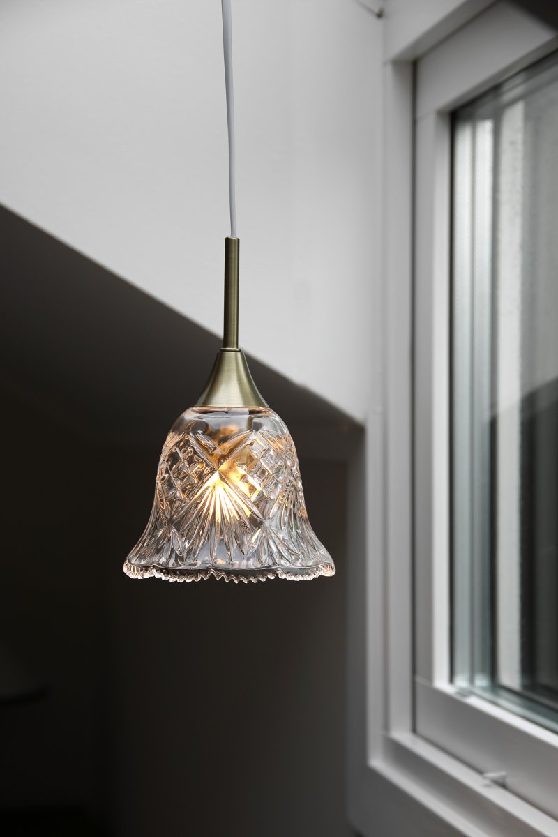 Luna Ø14 Transparente/latón lámpara de ventana De Markslöjd - L&aacute;mpara de ventana de cristal transparente con delicados detalles efecto nogal y una base decorativa ligeramente curvada: un dise&ntilde;o rom&aacute;ntico que crea un ambiente c&aacute;lido y acogedor junto a la ventana o en un peque&ntilde;o rinc&oacute;n.