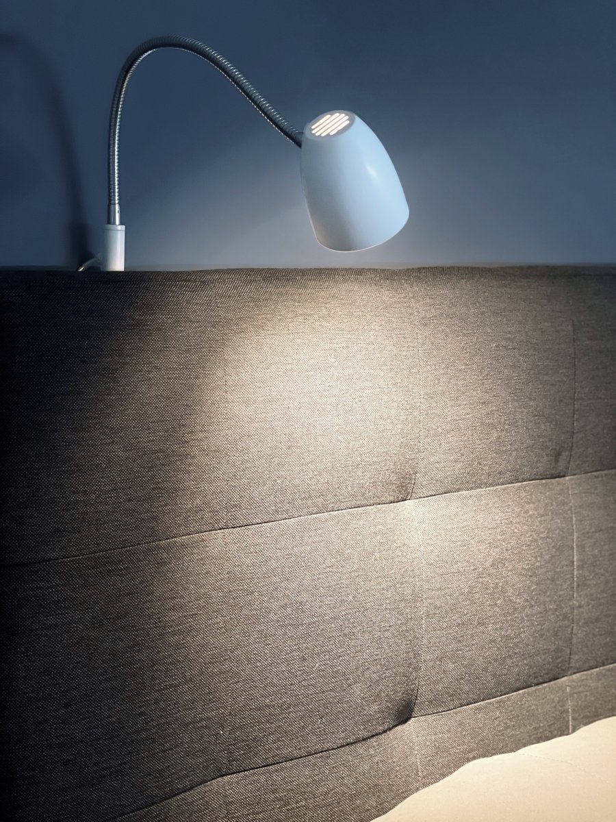 Sandnes Blanco lámpara de lectura De Aneta Lighting - Sandnes es la l&aacute;mpara de noche perfecta para montar en el cabecero.