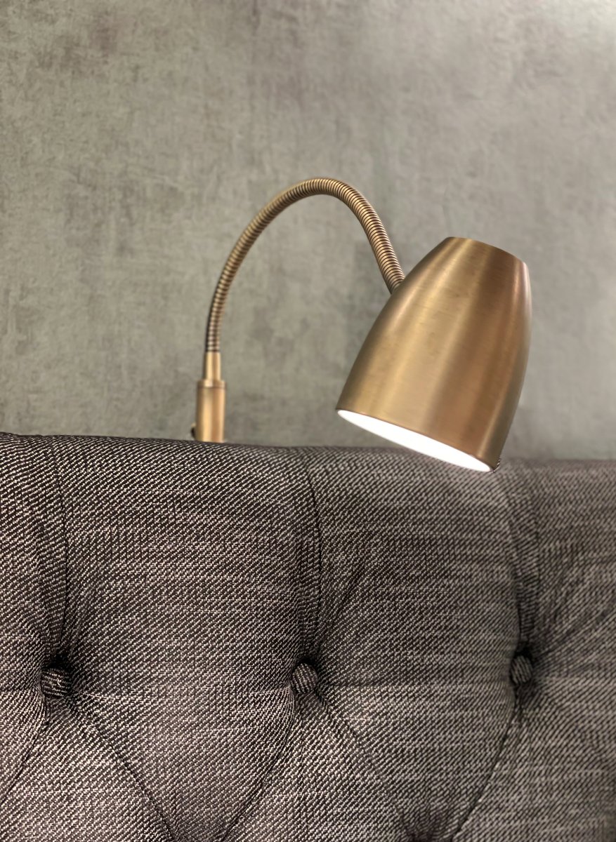 Sandnes Antigüedad lámpara de lectura De Aneta Lighting - Sandnes se puede ajustar f&aacute;cilmente en direcci&oacute;n con su brazo flexible.