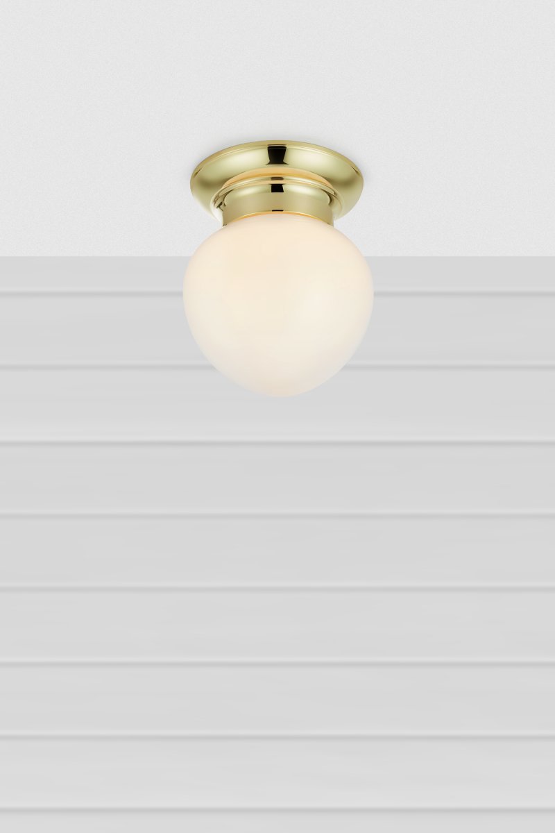 Ronda Ø20 Latón lámpara de baño De Markslöjd - L&aacute;mpara de techo de estilo finland&eacute;s, apta para ba&ntilde;os (IP44), con base de lat&oacute;n y pantalla de cristal blanco.