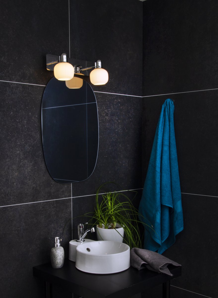 Messina 35cm Cromo lámpara de baño De Aneta Lighting - Aplique de pared Messina en cromo con 2 pantallas de cristal estriado en color blanco opal.