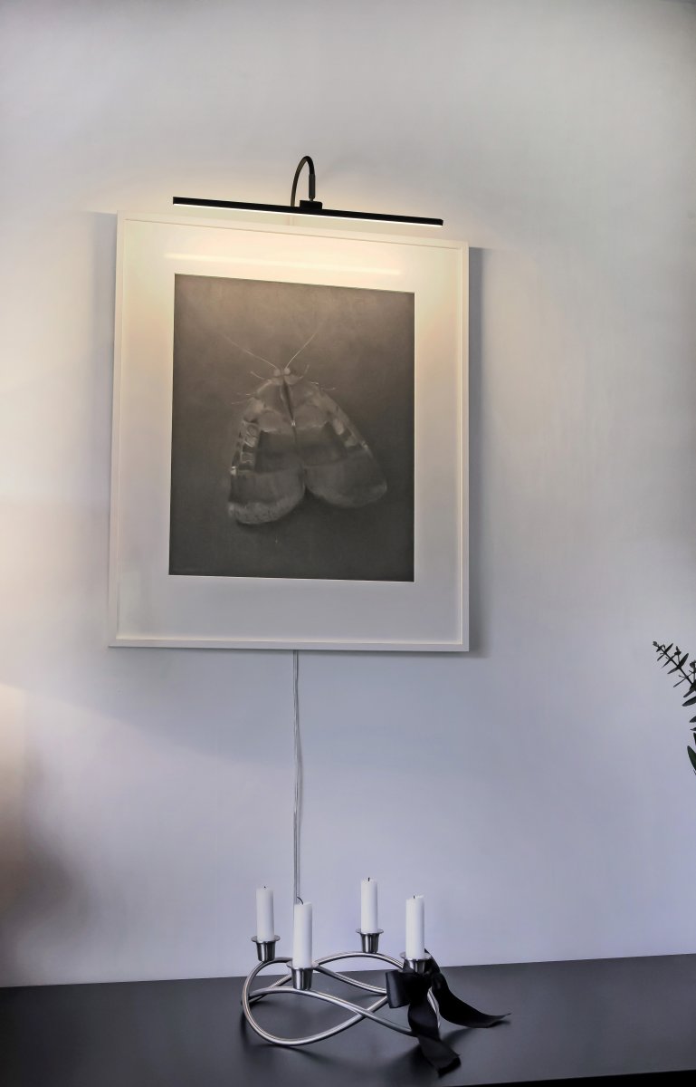 Miro 40cm Negro De Aneta Lighting - Miro tiene un LED integrado que se puede ajustar mediante un regulador de intensidad en el cable, aproximadamente a un metro de la base de la lámpara.