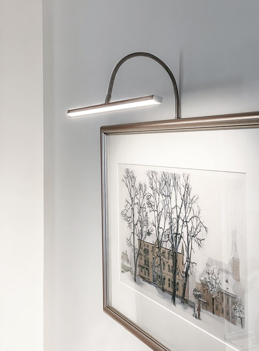 Miro 40cm Acero De Aneta Lighting - Miro tiene una fuente de luz LED integrada de 5W y emite una luz blanca cálida con un máximo de 450 lúmenes.