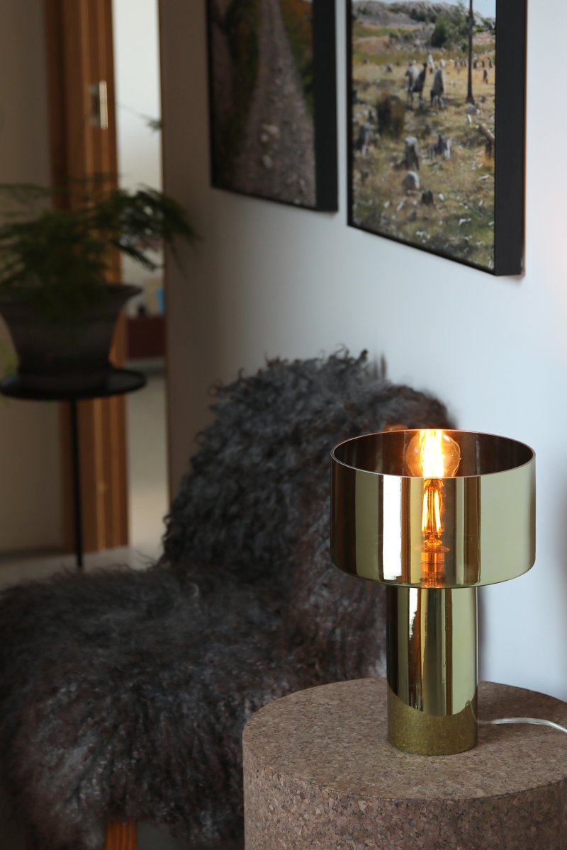 Corin 32cm Oro lámpara de mesa De Markslöjd - El cristal tintado crea un brillo c&aacute;lido y acogedor, y le confiere un aspecto exclusivo.