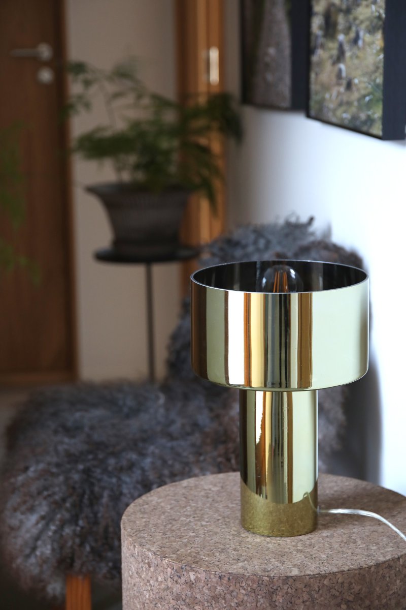 Corin 32cm Oro lámpara de mesa De Markslöjd - El cristal tintado crea un brillo c&aacute;lido y acogedor, y le confiere un aspecto exclusivo.