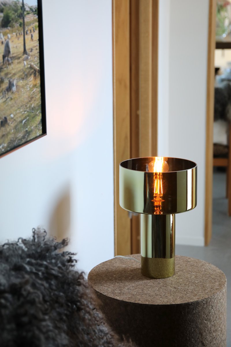 Corin 32cm Oro lámpara de mesa De Markslöjd - El cristal tintado crea un brillo c&aacute;lido y acogedor, y le confiere un aspecto exclusivo.