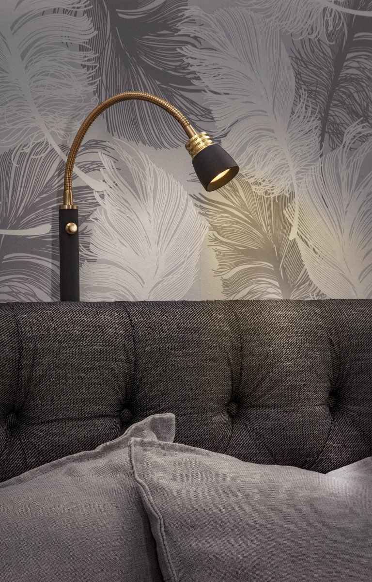 Eketorp Negro lámpara de lectura De Aneta Lighting - La l&aacute;mpara de noche Eketorp, fabricada en metal lacado en negro con detalles en lat&oacute;n mate, cuenta con un brazo ajustable con un LED integrado de 3 W que emite una agradable luz blanca c&aacute;lida y es regulable.