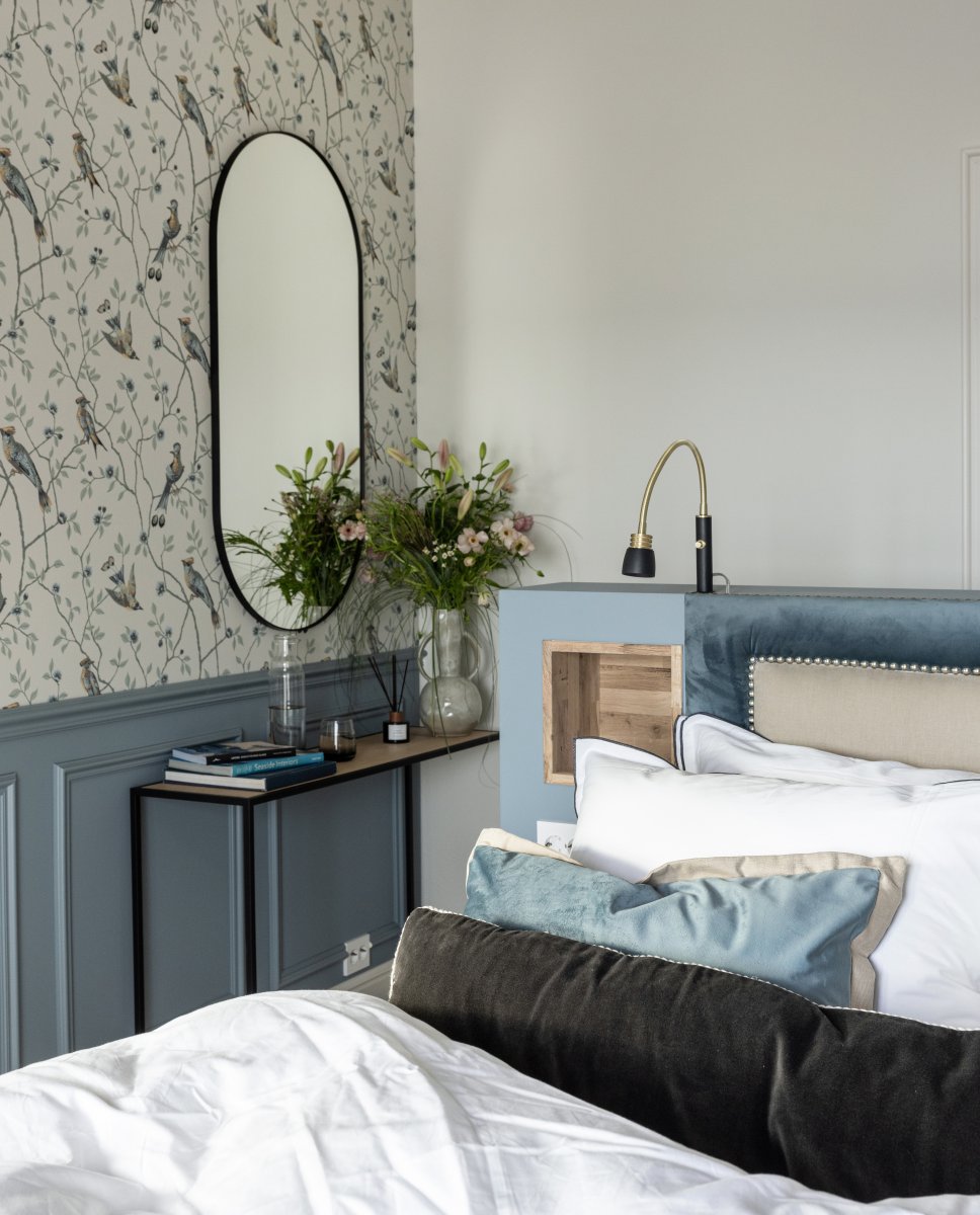 Eketorp Negro lámpara de lectura De Aneta Lighting - La l&aacute;mpara de noche Eketorp, fabricada en metal lacado en negro con detalles en lat&oacute;n mate, cuenta con un brazo ajustable con un LED integrado de 3 W que emite una agradable luz blanca c&aacute;lida y es regulable.