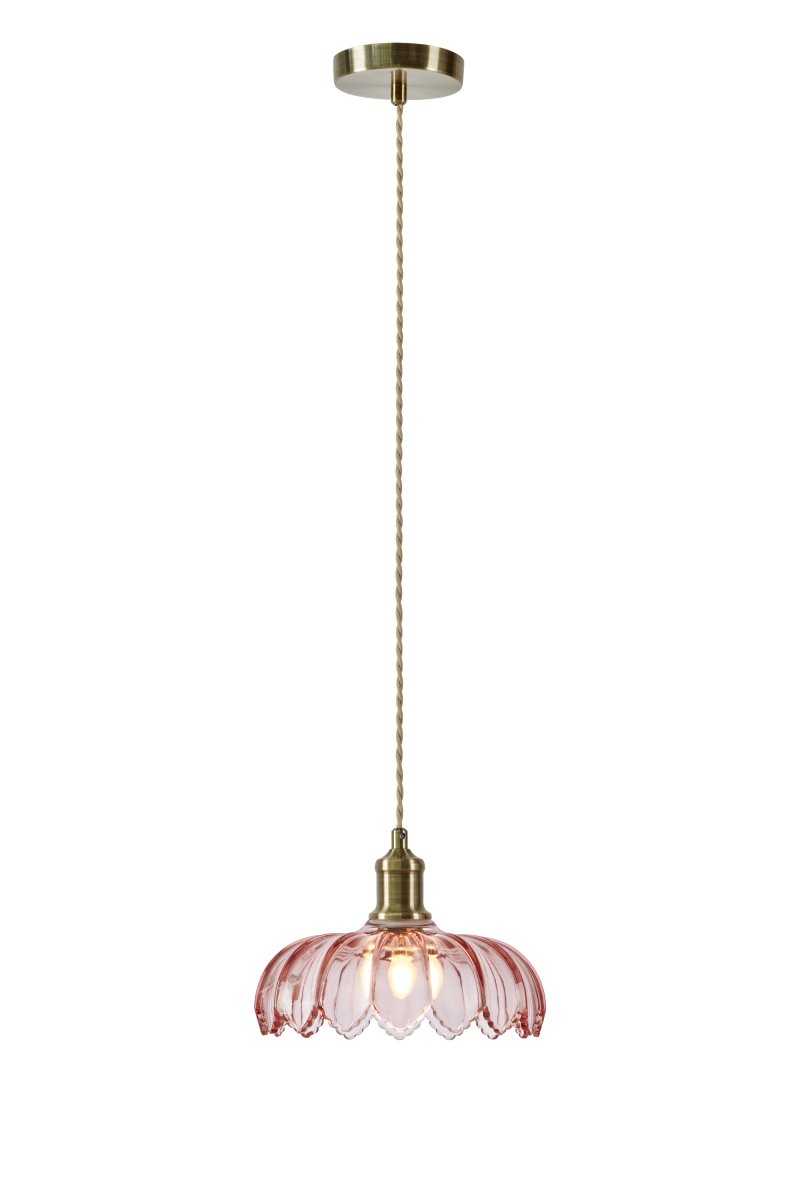 Kurage Ø26 Rosa Lámpas de techo De Markslöjd - La l&aacute;mpara tiene un portal&aacute;mparas con efecto lat&oacute;n y un cable decorativo de tela beige que se conecta a un soporte redondo de metal con el mismo acabado de lat&oacute;n.