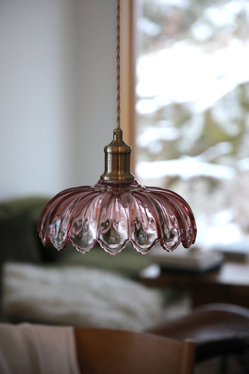Kurage Ø26 Rosa Lámpas de techo De Markslöjd - La l&aacute;mpara tiene un portal&aacute;mparas con efecto lat&oacute;n y un cable decorativo de tela beige que se conecta a un soporte redondo de metal con el mismo acabado de lat&oacute;n.
