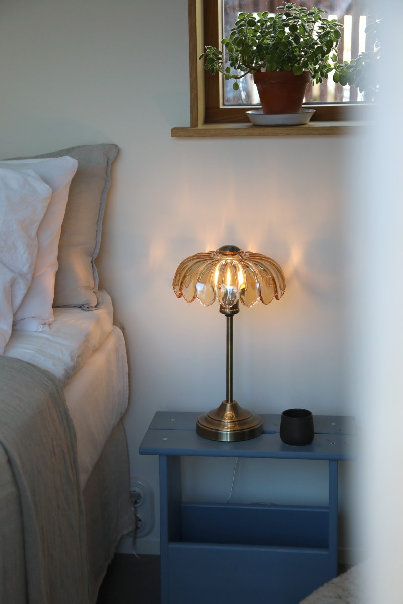 Kurage 43cm Latón antiguo/ámbar lámpara de mesa De Markslöjd - L&aacute;mpara de mesa cl&aacute;sica con base de lat&oacute;n antiguo y pantalla decorativa de cristal color &aacute;mbar.