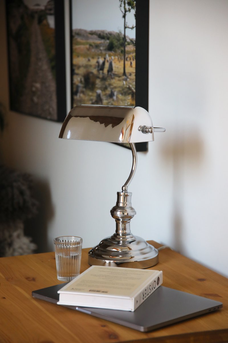 Bankers 42cm Cromo lámpara de escritorio De Markslöjd - La l&aacute;mpara de mesa "Bankers" est&aacute; fabricada completamente en cromo y cuenta con una base met&aacute;lica y una pantalla de cristal ajustable a juego.