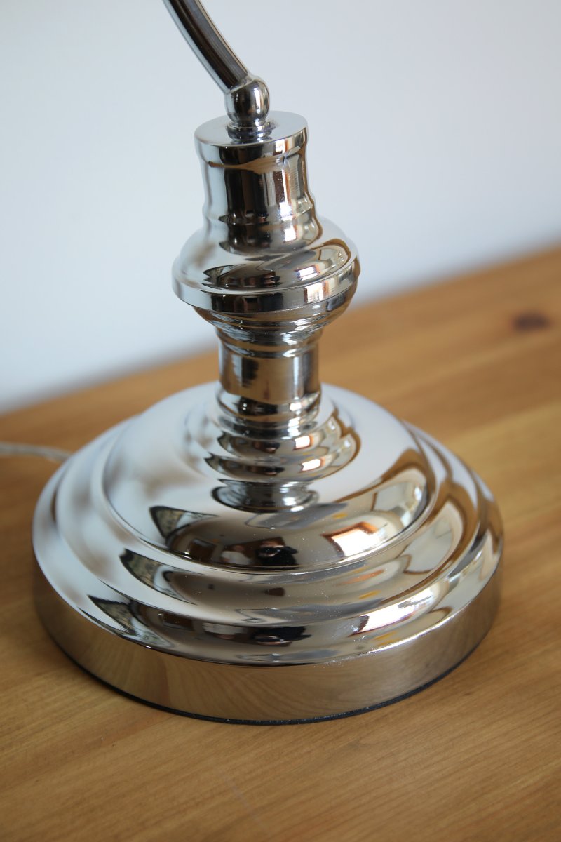Bankers 42cm Cromo lámpara de escritorio De Markslöjd - La l&aacute;mpara de mesa "Bankers" est&aacute; fabricada completamente en cromo y cuenta con una base met&aacute;lica y una pantalla de cristal ajustable a juego.