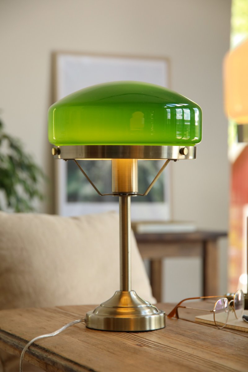 Aurelia 40cm latón antiguo/verde lámpara de mesa De Markslöjd - La l&aacute;mpara incluye un cable transparente de 2 m de largo, un interruptor y un enchufe.