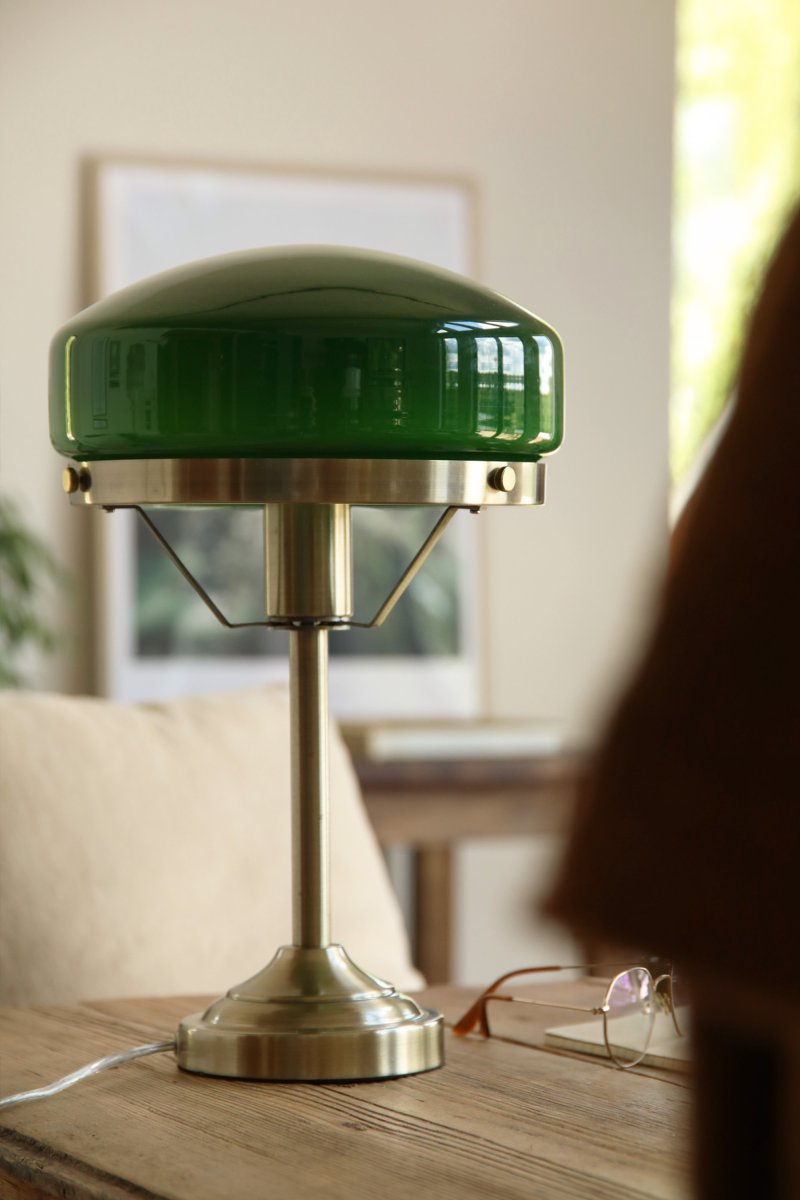 Aurelia 40cm latón antiguo/verde lámpara de mesa De Markslöjd - La l&aacute;mpara incluye un cable transparente de 2 m de largo, un interruptor y un enchufe.