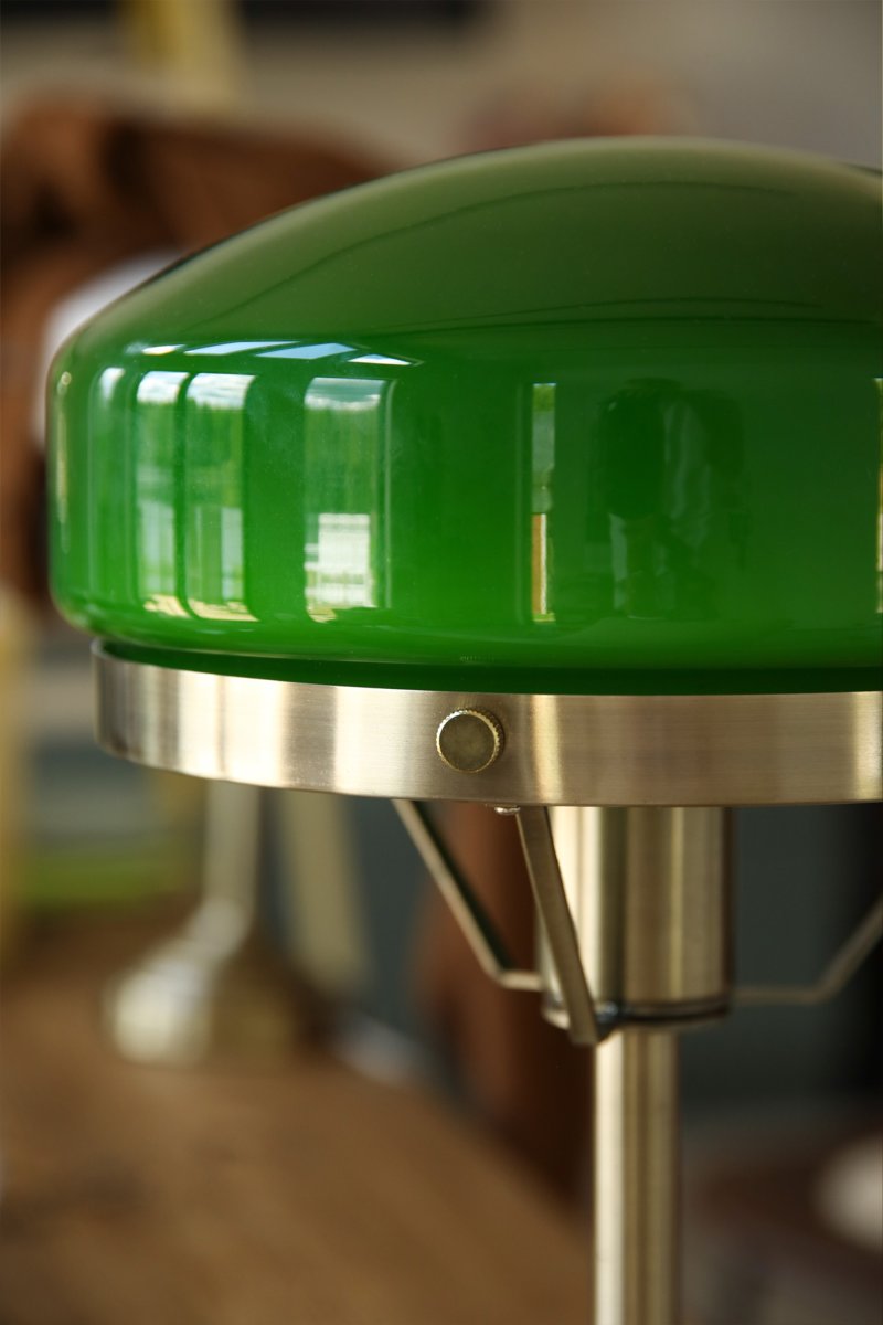 Aurelia 40cm latón antiguo/verde lámpara de mesa De Markslöjd - La l&aacute;mpara incluye un cable transparente de 2 m de largo, un interruptor y un enchufe.