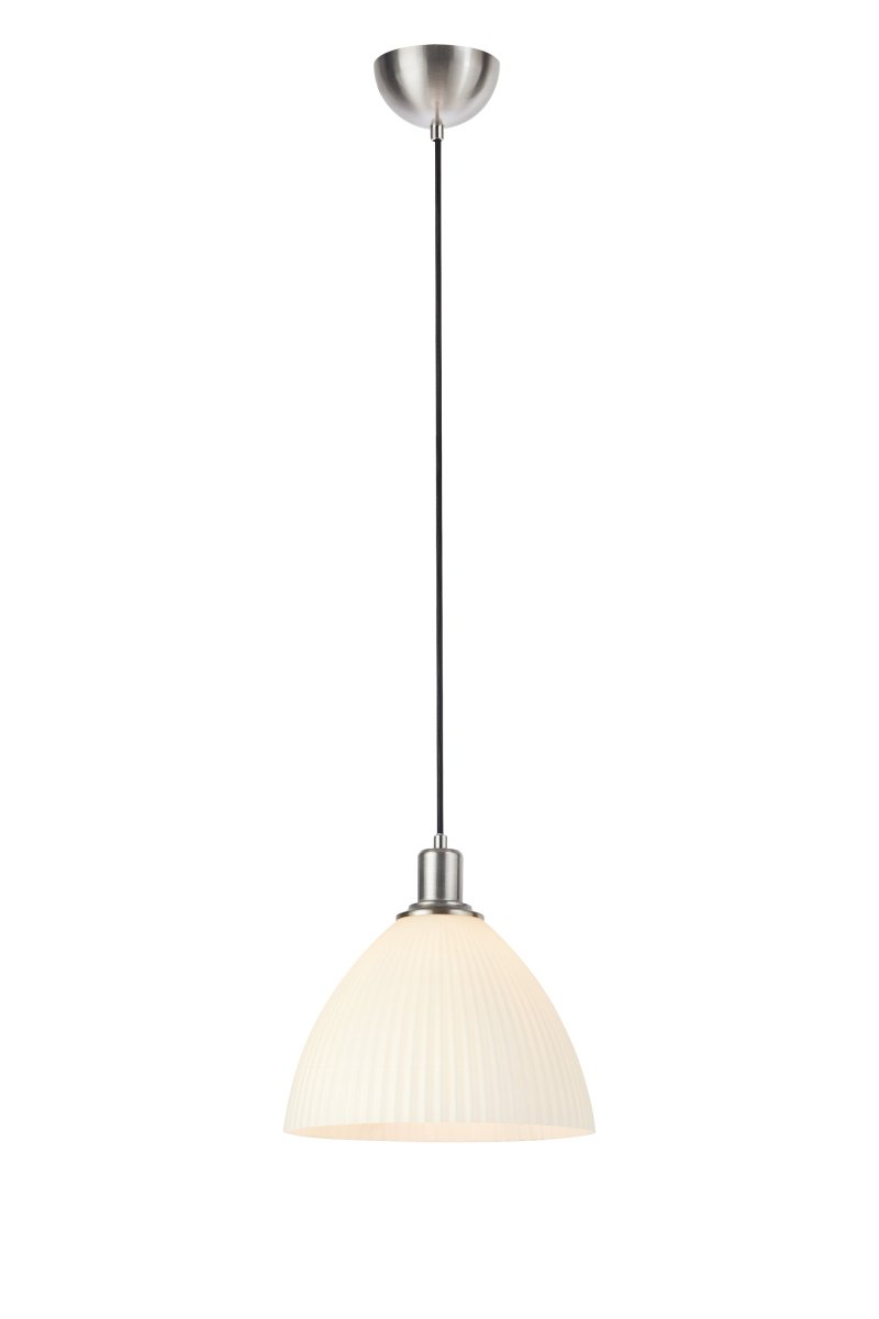 Imagen ampliada de Ro Ø28 Blanco Lámpas de techo De Markslöjd - Ro es una elegante l&aacute;mpara colgante que combina detalles met&aacute;licos en n&iacute;quel satinado con una pantalla de cristal blanco con un bonito dise&ntilde;o acanalado.