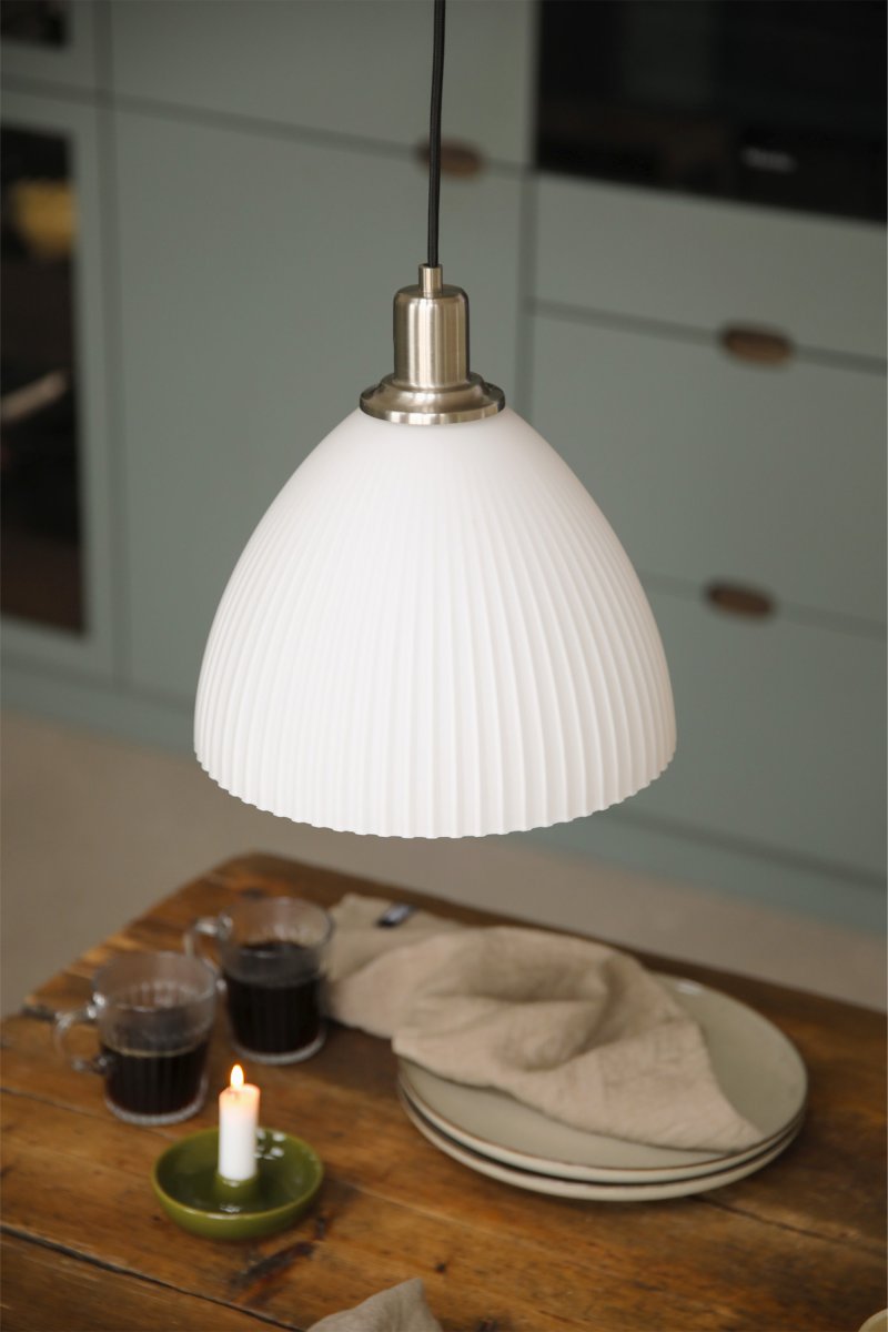 Ro Ø28 Blanco Lámpas de techo De Markslöjd - Ro es una elegante l&aacute;mpara colgante que combina detalles met&aacute;licos en n&iacute;quel satinado con una pantalla de cristal blanco con un bonito dise&ntilde;o acanalado.