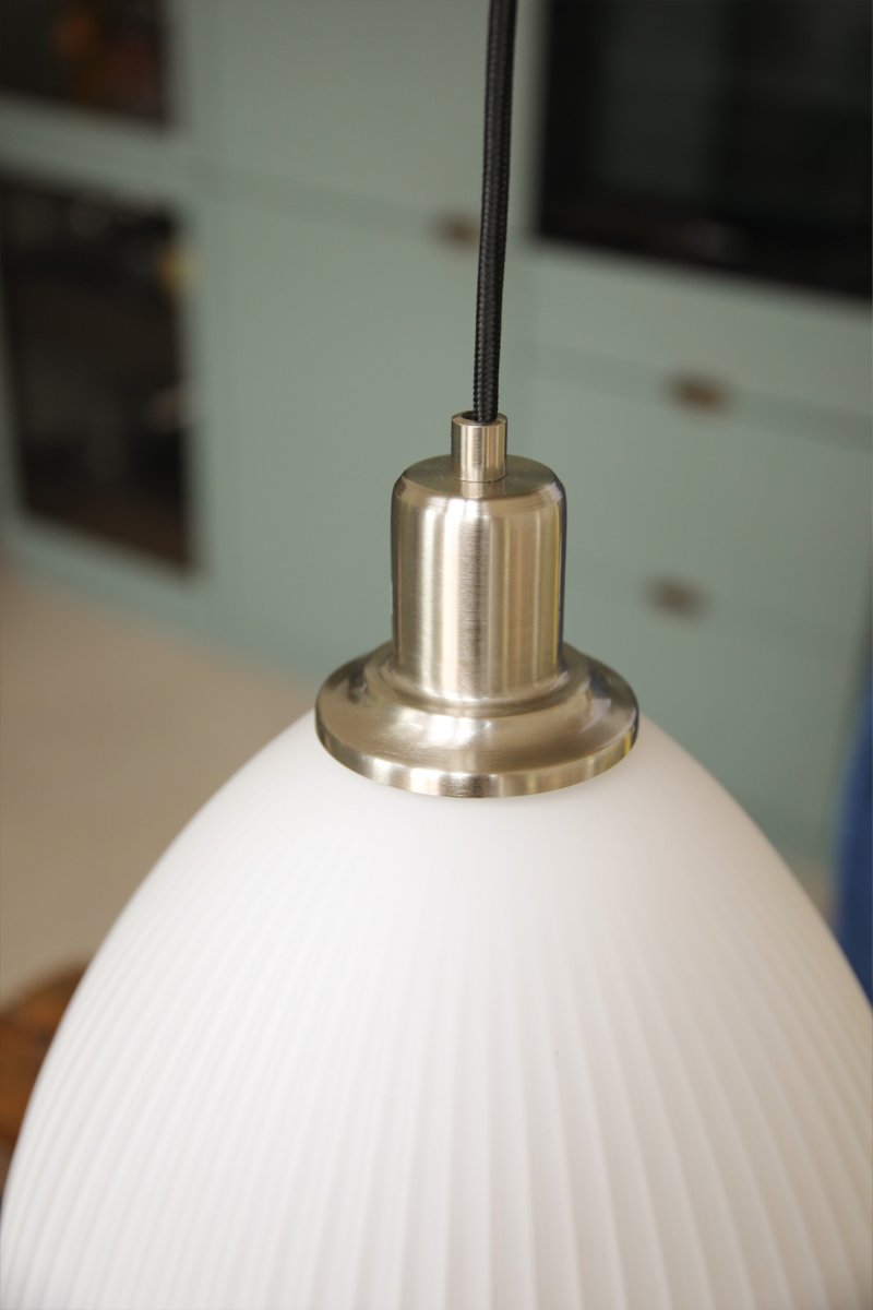 Ro Ø28 Blanco Lámpas de techo De Markslöjd - Ro es una elegante l&aacute;mpara colgante que combina detalles met&aacute;licos en n&iacute;quel satinado con una pantalla de cristal blanco con un bonito dise&ntilde;o acanalado.