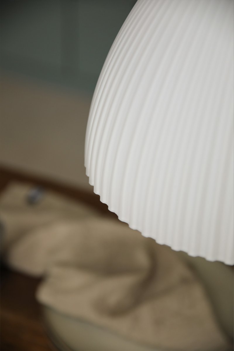 Ro Ø28 Blanco Lámpas de techo De Markslöjd - Ro es una elegante l&aacute;mpara colgante que combina detalles met&aacute;licos en n&iacute;quel satinado con una pantalla de cristal blanco con un bonito dise&ntilde;o acanalado.