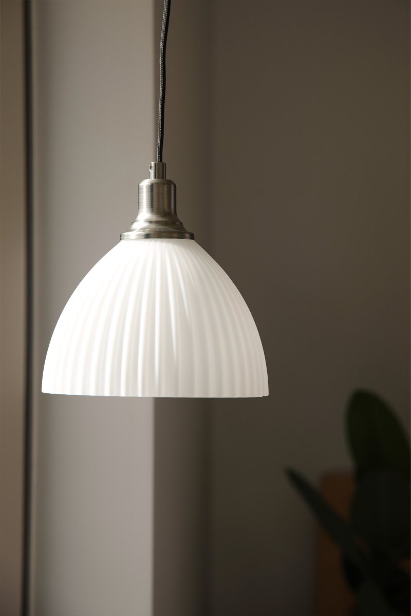 Ro Ø18 Blanco lámpara de ventana De Markslöjd - De esta forma, Ro se convierte en un elemento decorativo central en la ventana y crea un ambiente c&aacute;lido y acogedor en la habitaci&oacute;n.