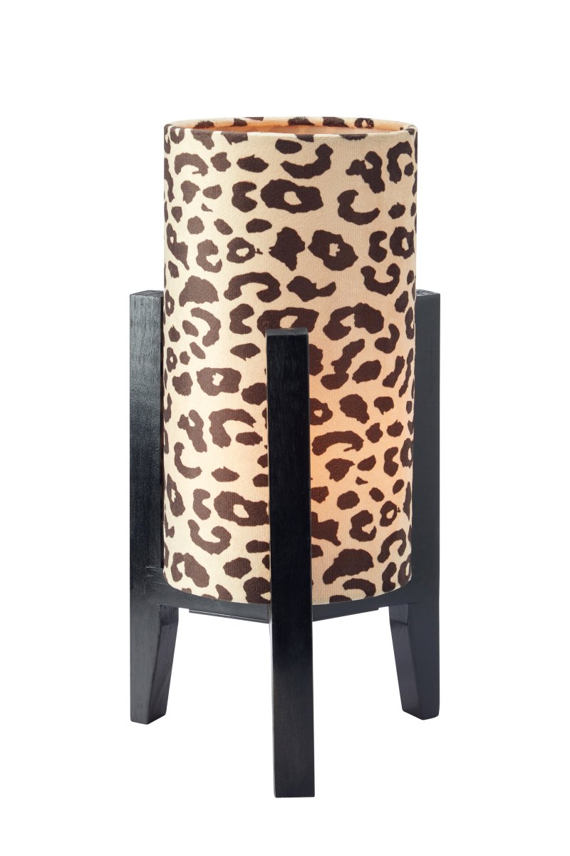Eruca 34cm Leopardo lámpara de mesa De Markslöjd - La base de madera negra se combina con una pantalla cil&iacute;ndrica de tela con estampado de leopardo en crema y marr&oacute;n, lo que le confiere un estilo moderno y &uacute;nico.