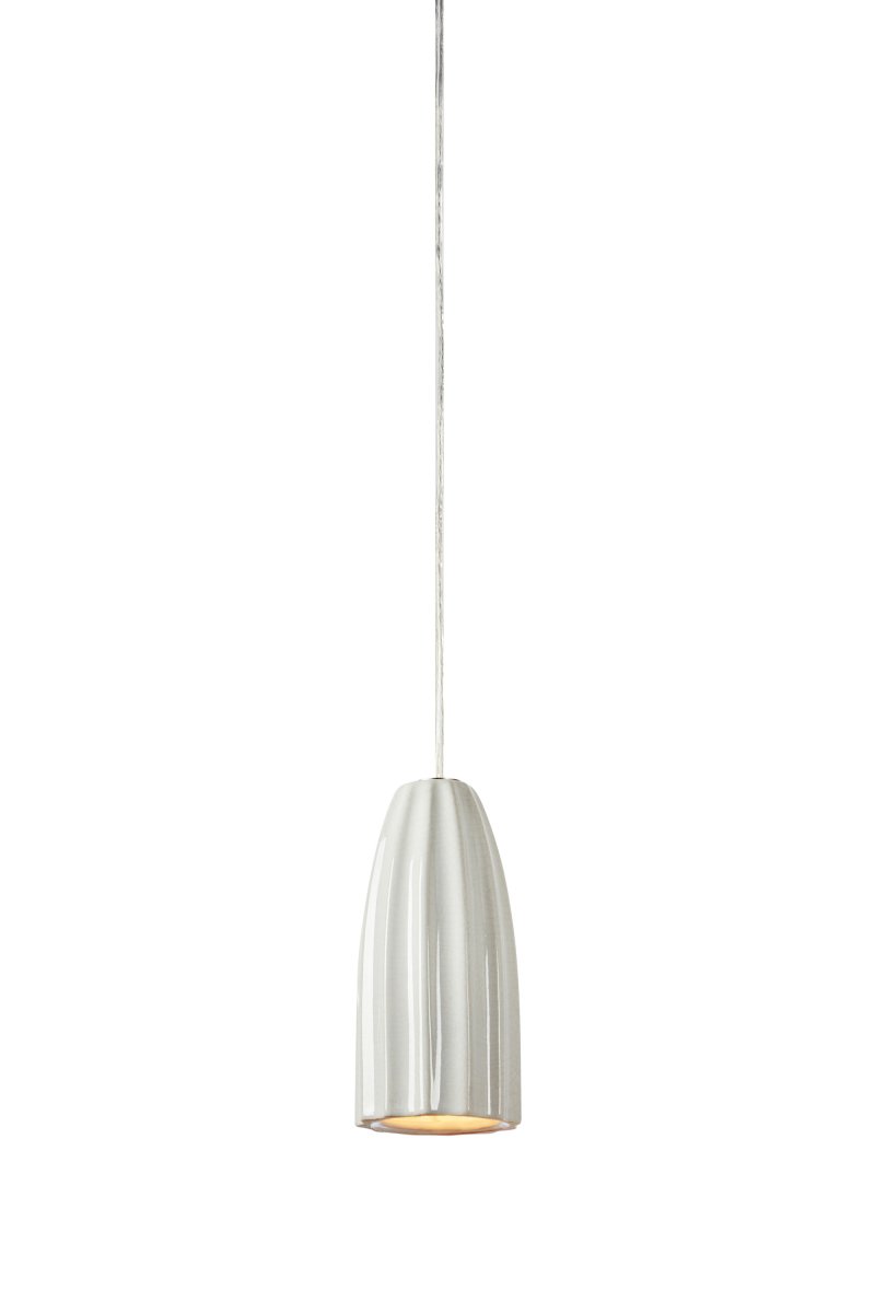 Clay Ø8 Blanco lámpara de ventana De Markslöjd - Clay es una elegante l&aacute;mpara de ventana fabricada en cer&aacute;mica blanca con una forma ligeramente curvada y una superficie decorativa estriada.