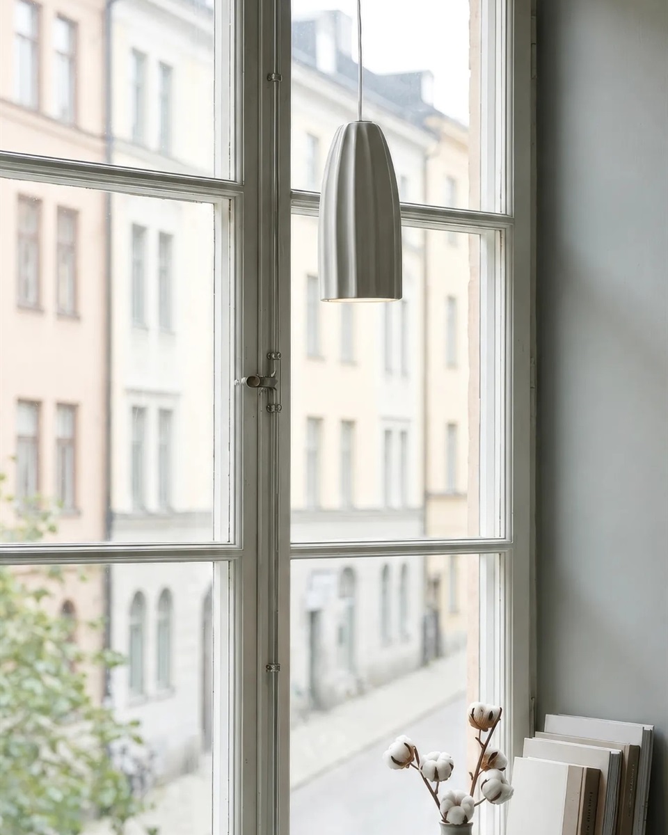 Clay Ø8 Blanco lámpara de ventana De Markslöjd - Clay es una elegante l&aacute;mpara de ventana fabricada en cer&aacute;mica blanca con una forma ligeramente curvada y una superficie decorativa estriada.