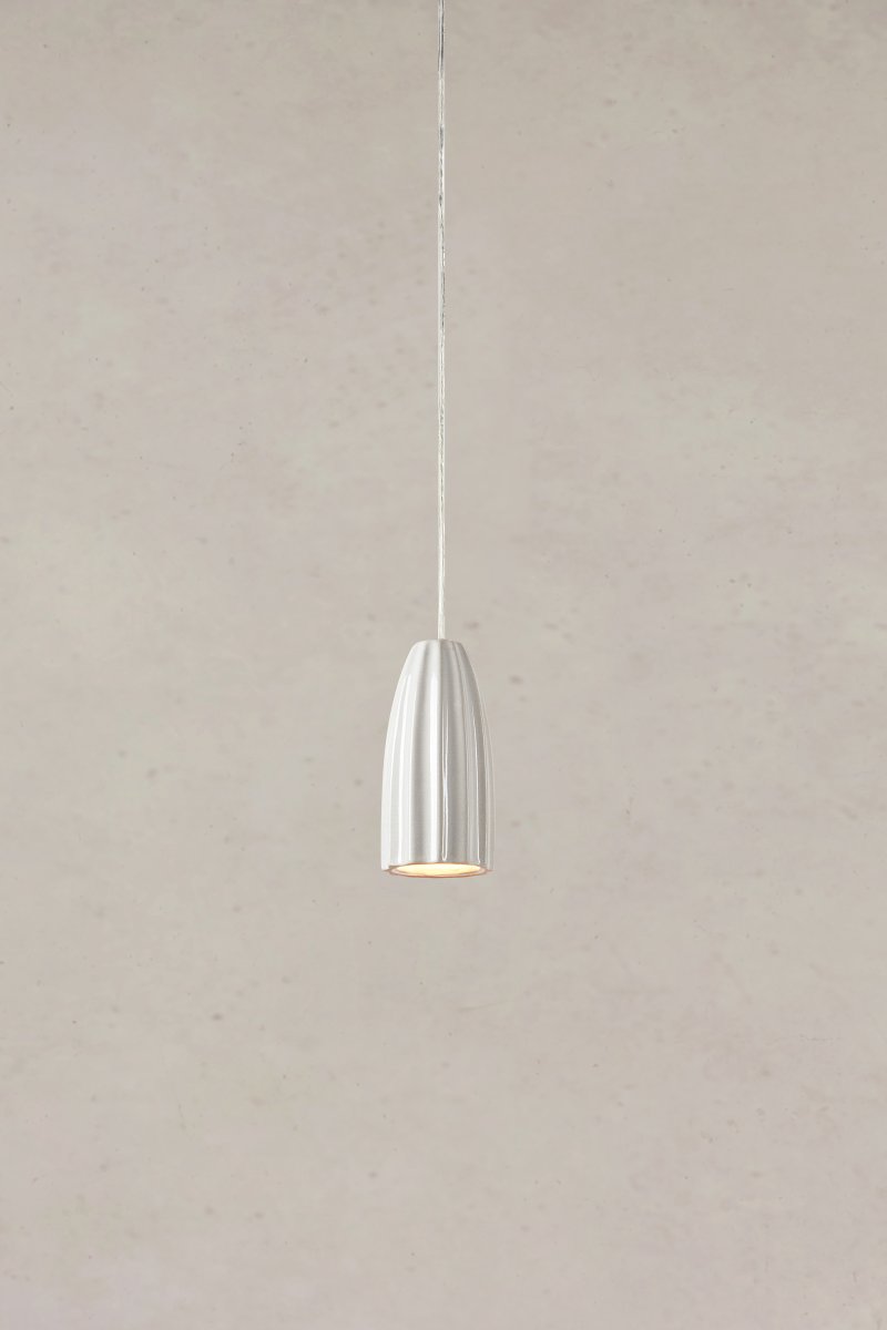 Clay Ø8 Blanco lámpara de ventana De Markslöjd - Clay es una elegante l&aacute;mpara de ventana fabricada en cer&aacute;mica blanca con una forma ligeramente curvada y una superficie decorativa estriada.