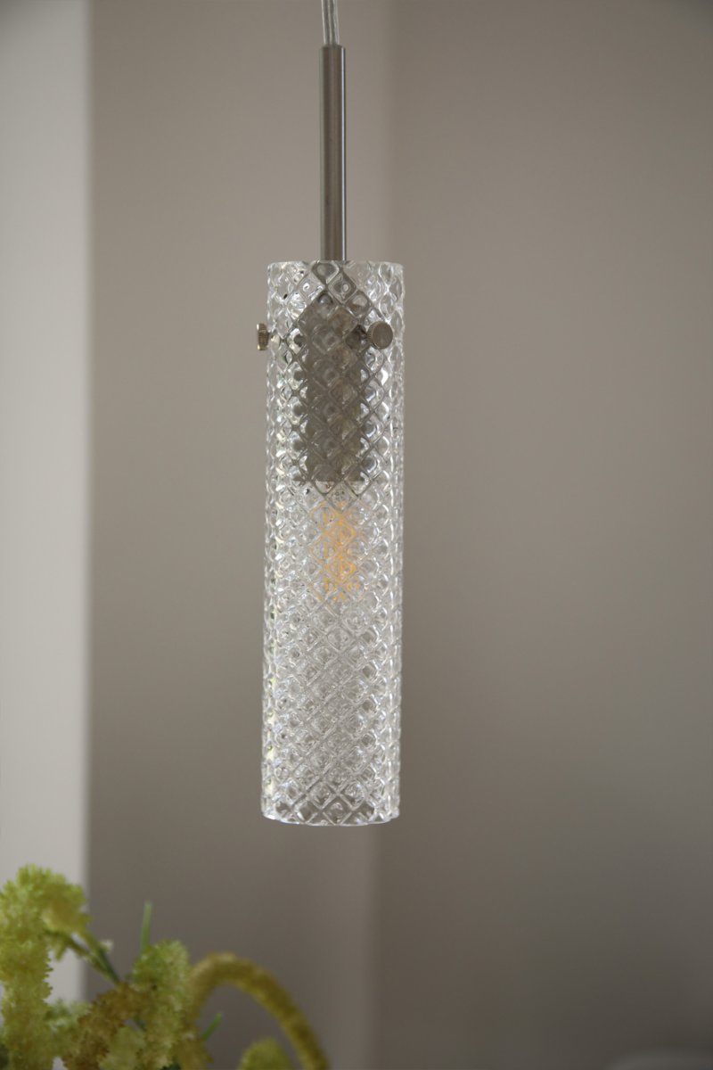 Vibia Ø5 Transparente lámpara de ventana De Markslöjd - La pantalla de cristal esmerilado se combina con una suspensi&oacute;n larga y estrecha en n&iacute;quel satinado, que realza el car&aacute;cter moderno y elegante de la l&aacute;mpara.