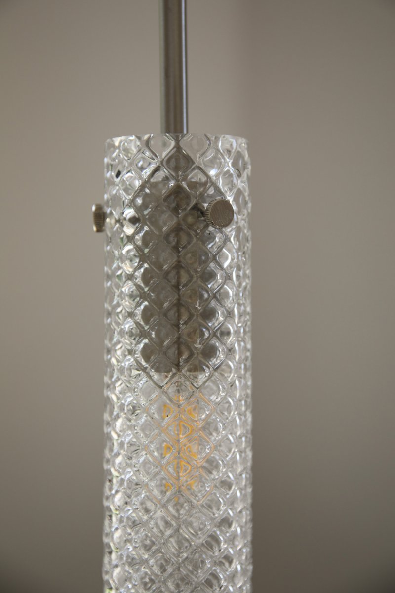 Vibia Ø5 Transparente lámpara de ventana De Markslöjd - La pantalla de cristal esmerilado se combina con una suspensi&oacute;n larga y estrecha en n&iacute;quel satinado, que realza el car&aacute;cter moderno y elegante de la l&aacute;mpara.